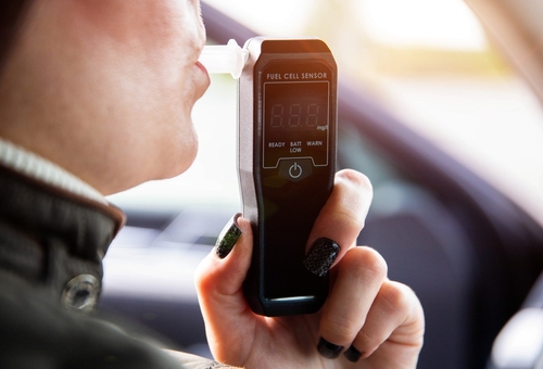 Mujer realizando prueba de alcoholemia en Cincinnati DUI
